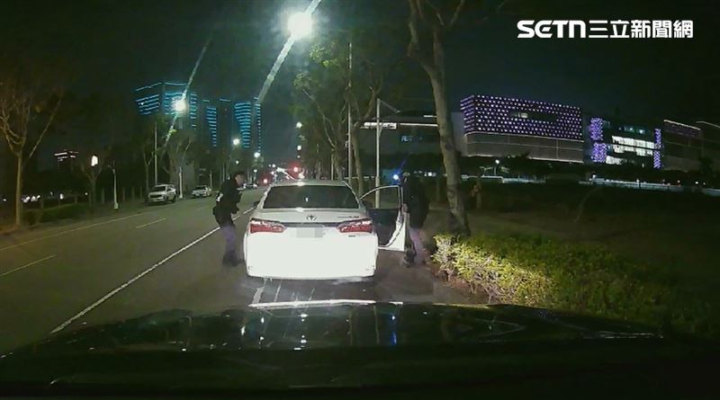 台中男幫女友到幼兒園接6歲女兒，返程途中因身體不適癱在駕駛座，幸好女童機警求救，化解危機。（圖／翻攝畫面）