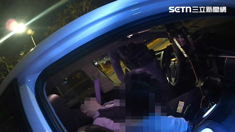 員警獲報後以幼兒園為中心展開搜索，在路邊發現陳男車輛，立刻通報119將陳男送醫。（圖／翻攝畫面）