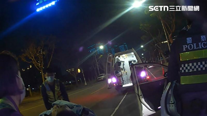 員警獲報後以幼兒園為中心展開搜索，在路邊發現陳男車輛，立刻通報119將陳男送醫。（圖／翻攝畫面）