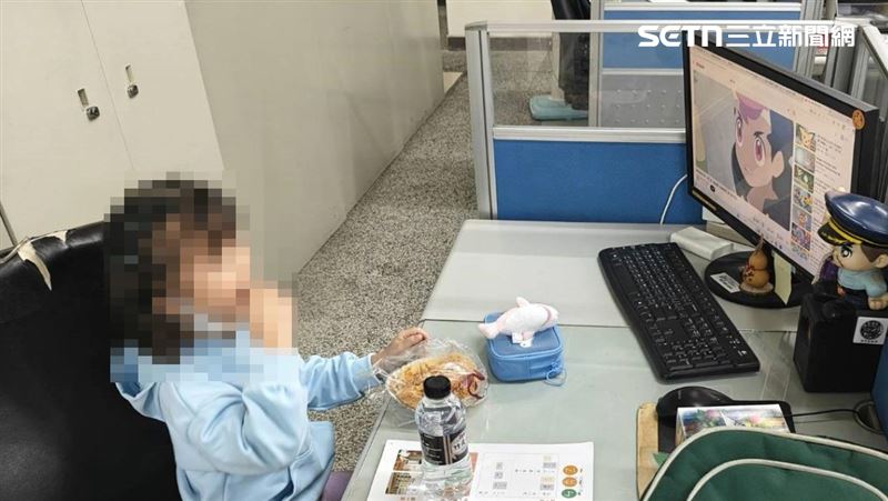 台中男幫女友到幼兒園接6歲女兒，返程途中因身體不適癱在駕駛座，幸好女童機警求救，化解危機。（圖／翻攝畫面）