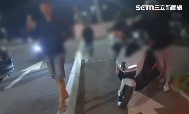 除了原地解散，車友還得用牽的離場，場面一度尷尬。（圖／翻攝畫面）