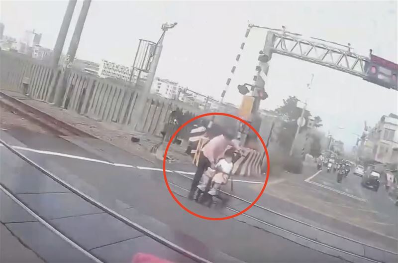 阿嬤推著娃娃車載著孫女通過鐵軌時受困平交道上。（圖／翻攝自Threads @r881709）