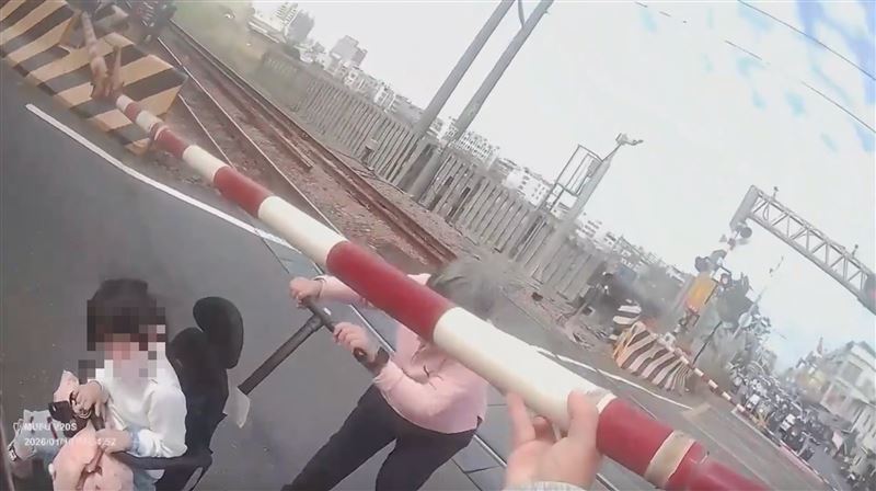 外送員見祖孫倆受困，飛奔衝進平交道救援。（圖／翻攝自Threads @r881709）