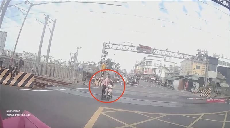 外送員見阿嬤與孫女受困平交道上立即上前救援。（圖／翻攝自Threads @r881709）