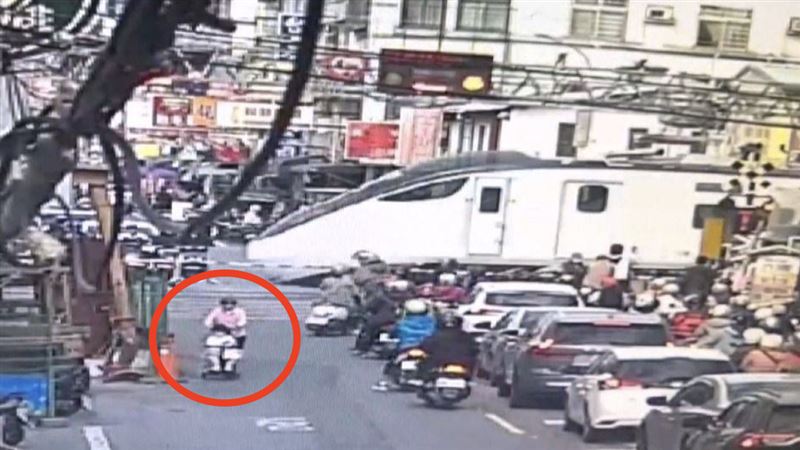 祖孫倆脫困離開平交道後，火車約30秒後即通過。（圖／翻攝畫面）