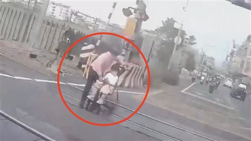 祖孫困鐵軌！外送員「神救援」成民間超人