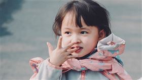 小孩吃零食的樣子。（示意圖／Canva）