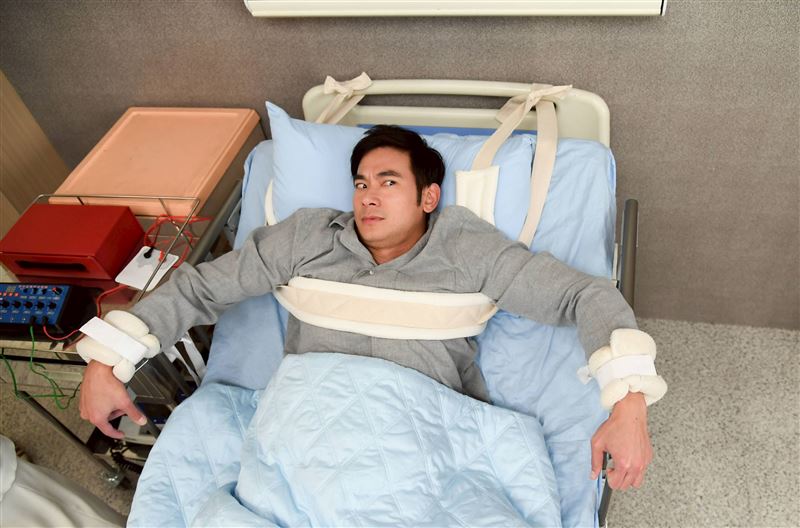 亮哲被五花大綁。（圖／三立提供）