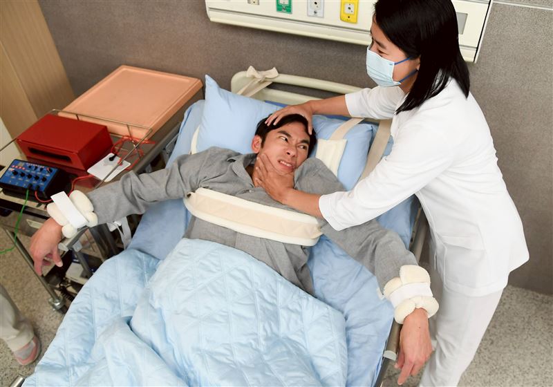 亮哲配合被電療時表情，露出猙獰面孔。（圖／三立提供）