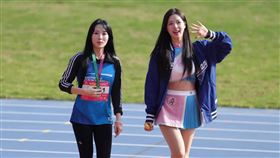 韓籍啦啦隊員Mingo參加富邦高雄馬，同公司的李晧禎在終點幫她掛牌。（圖／2S提供） 