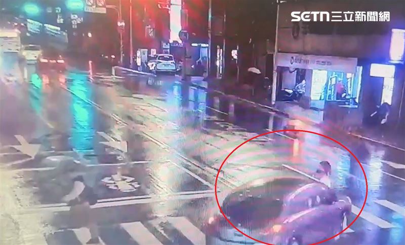 楊傑宇駕車疑因左轉未注意停讓，撞上一名綠燈行走於斑馬線上婦人。（圖／翻攝畫面）