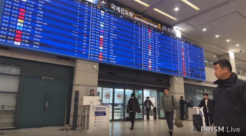 JENNIE結束金唱片演出後返回韓國，抵達機場時卻沒被發現。（圖／翻攝自PRISM Live Studio）