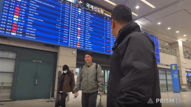 JENNIE（左）抵達機場時完美隱身。（圖／翻攝自PRISM Live Studio）