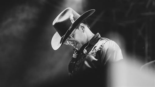 6小時前IG才發文！34歲知名歌手墜機身亡