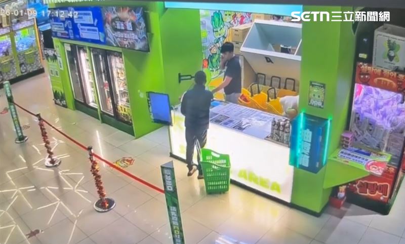 男子惱羞成怒在櫃檯發飆，隨手拿起店內推車丟店員，又出手砸毀電腦螢幕，場面一發不可收拾。（圖／翻攝畫面）