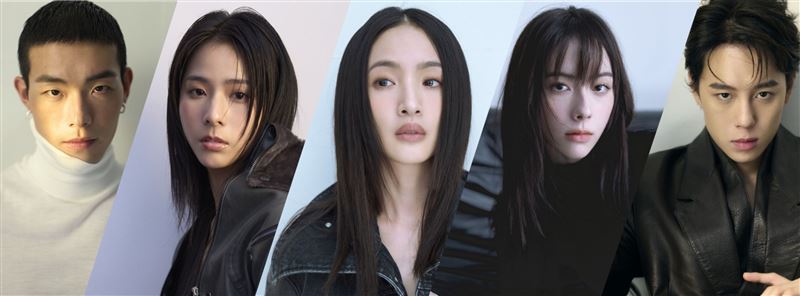 林依晨（中）率領師弟妹（左起）牧森、袁漠遙、林奕嵐、孫麥傑一同拍攝年曆。（圖／周子娛樂提供）