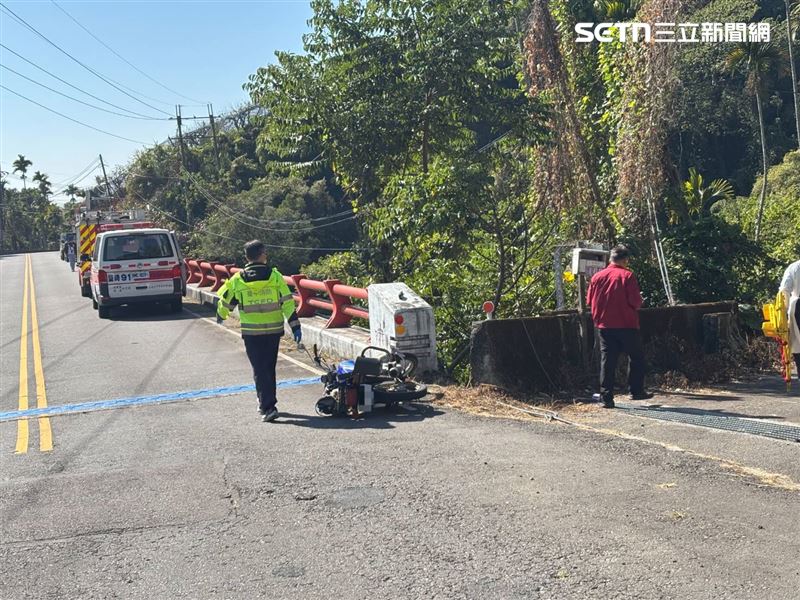 台中和平區穿龍橋發生自撞墜橋意外，73歲老翁無生命跡象，送醫搶救不治。（圖／翻攝畫面）