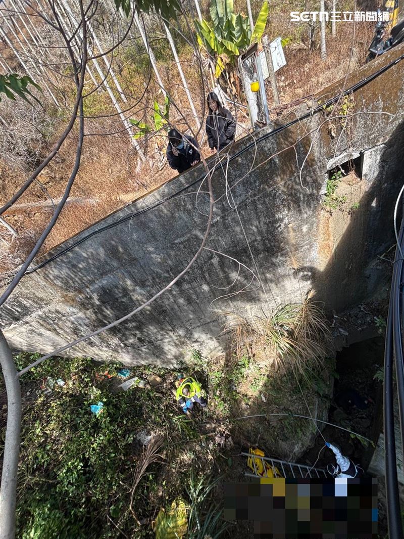 台中和平區穿龍橋發生自撞墜橋意外，73歲老翁無生命跡象，送醫搶救不治。（圖／翻攝畫面）