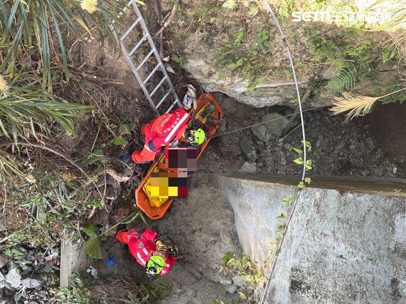 台中和平區穿龍橋發生自撞墜橋意外，73歲老翁無生命跡象，送醫搶救不治。（圖／翻攝畫面）