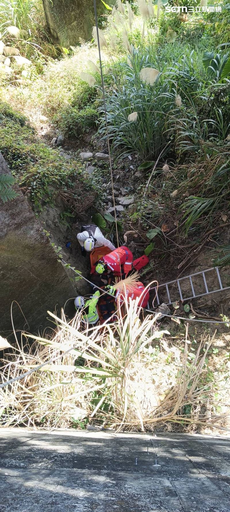 73歲老翁墜落約3層樓深橋下，警消到場時已無生命跡象，送醫不治。（圖／翻攝畫面）