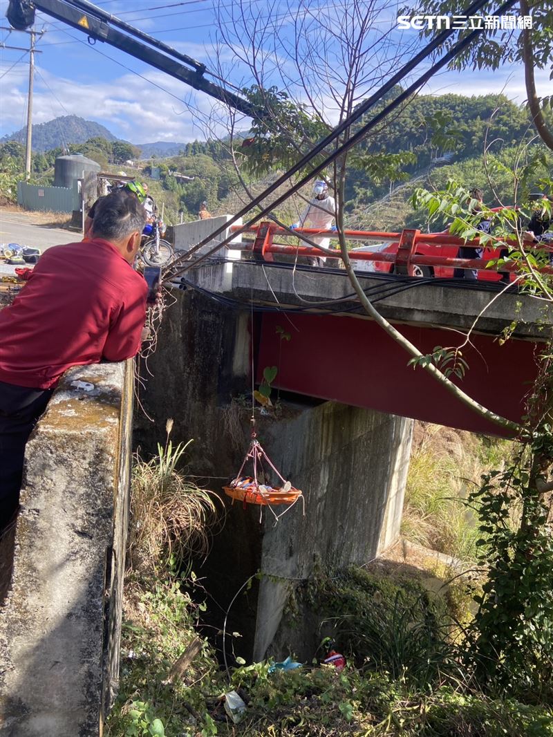73歲老翁墜落約3層樓深橋下，警消到場時已無生命跡象，送醫不治。（圖／翻攝畫面）