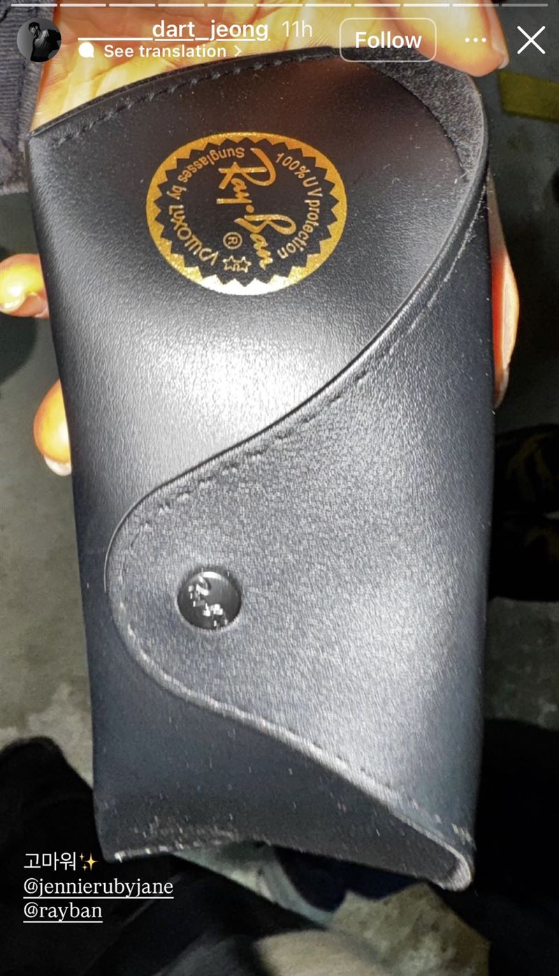 JENNIE在金唱片演出後,送50多位舞者每人一支雷朋墨鏡。(圖/翻攝自IG @______dart_jeong)