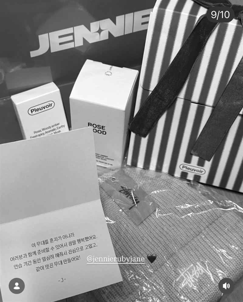 JENNIE在MMA頒獎典禮後也有送舞者群禮物。(圖/翻攝自IG)