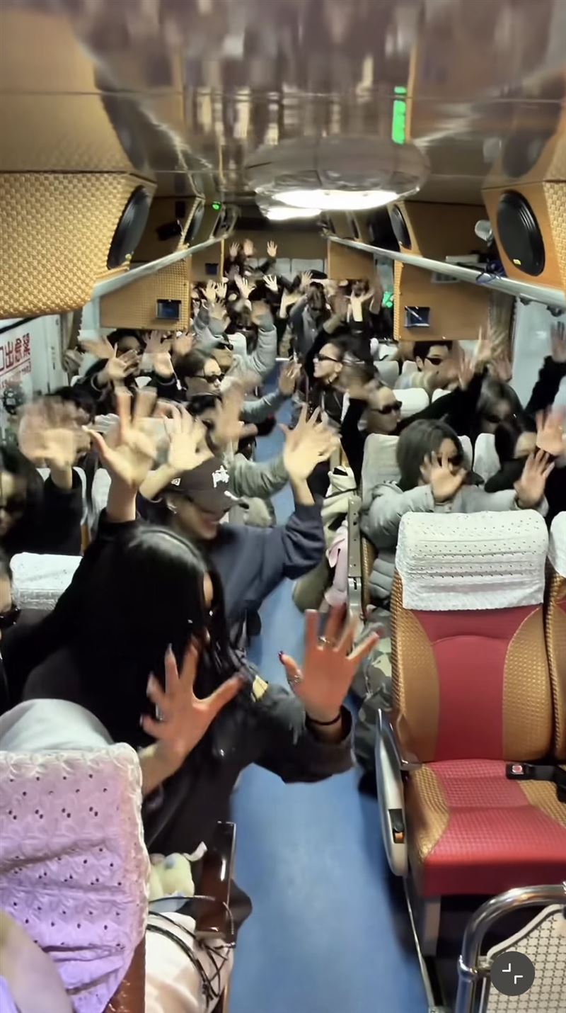 JENNIE舞者群在大巨蛋、桃園機場、遊覽車上拍攝跳舞片段。(圖/翻攝自IG @jyojyoxo)