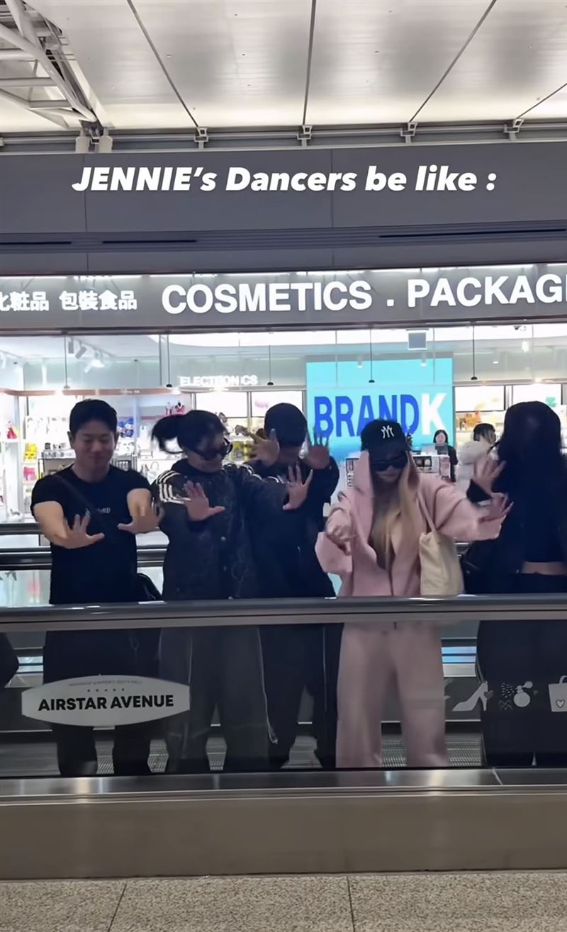 JENNIE舞者群在大巨蛋、桃園機場、遊覽車上拍攝跳舞片段。(圖/翻攝自IG @jyojyoxo)