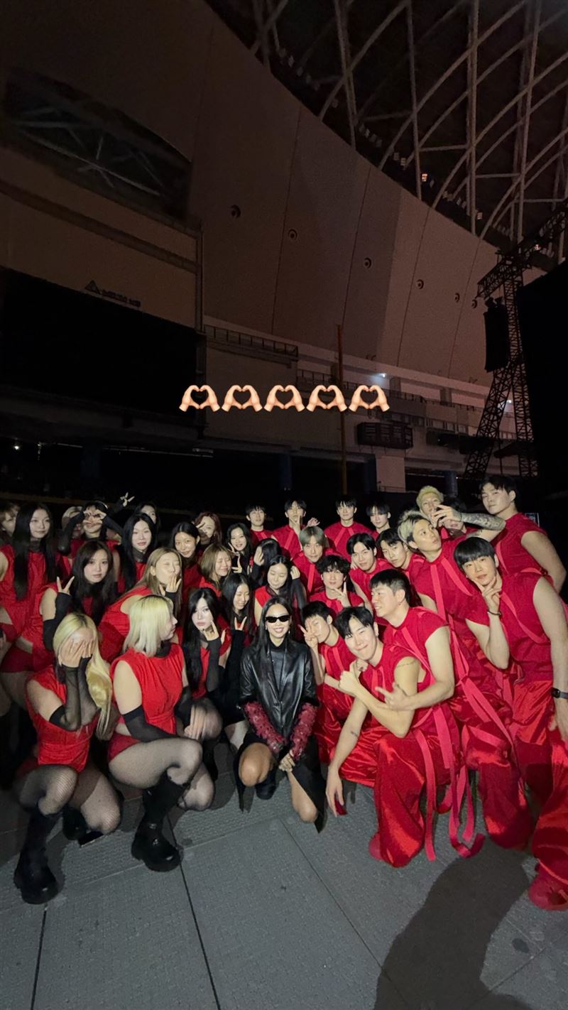 JENNIE和金唱片演出的舞者群合影。(圖/翻攝自IG)