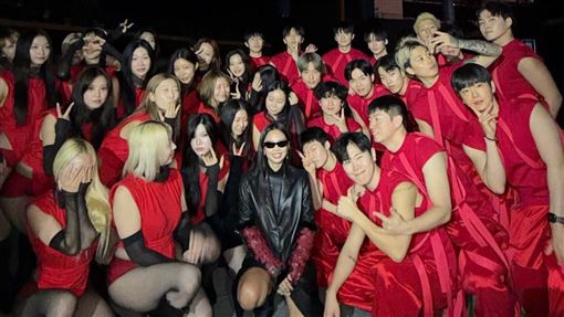 JENNIE寵金唱片團隊　送50舞者雷朋墨鏡