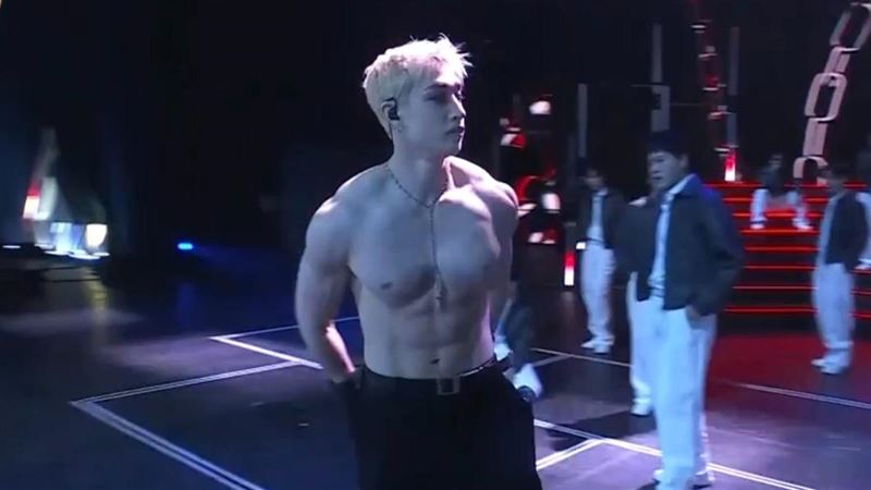 Stray Kids隊長方燦表演當場上身全裸掀暴動。（圖／翻攝自Disney+）