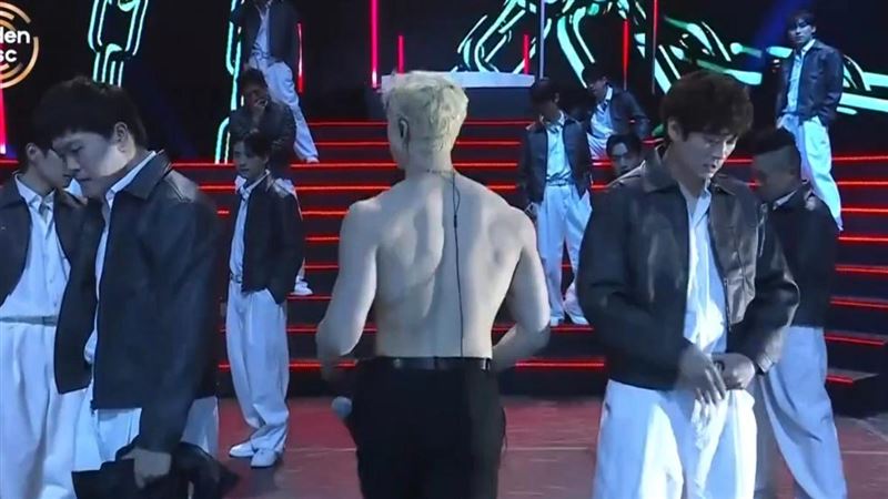 Stray Kids方燦在舞台上脫掉上衣，展現結實背肌。（圖／翻攝自Disney+）