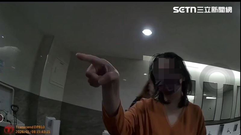 捷運府中站發生莊姓女旅客毆打尤姓女清潔婦事件。（圖／翻攝畫面）