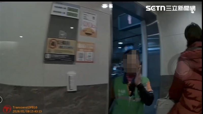 捷運府中站發生莊姓女旅客毆打尤姓女清潔婦事件。（圖／翻攝畫面）