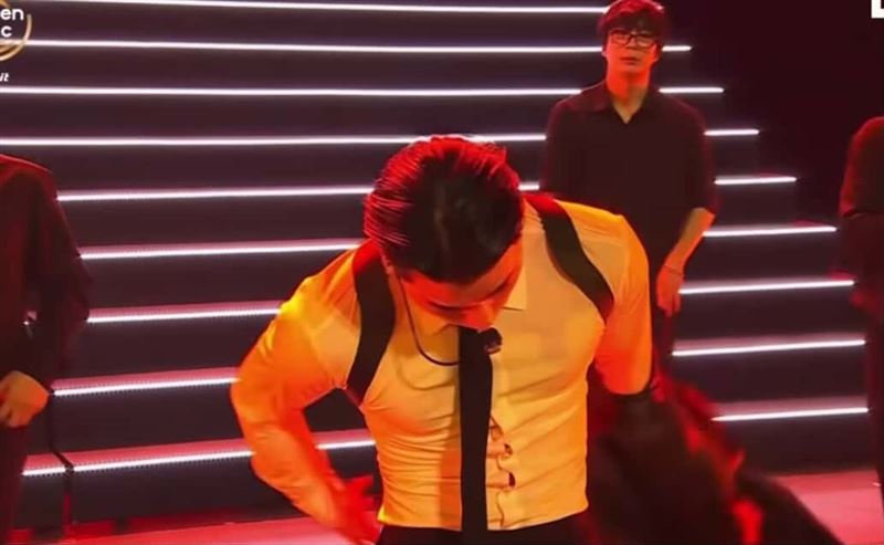 ATEEZ崔傘的性感獨舞片段震撼全場。（圖／翻攝自Disney+）