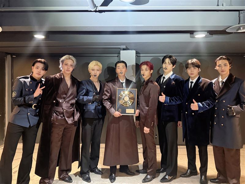 ATEEZ榮獲金唱片「最佳專輯獎」，並在演出中展現成熟魅力。（圖／翻攝自X平台 @ATEEZofficial）