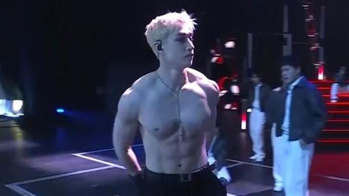 萬人鼻血直噴！金唱片男星胸肌溢出掀暴動