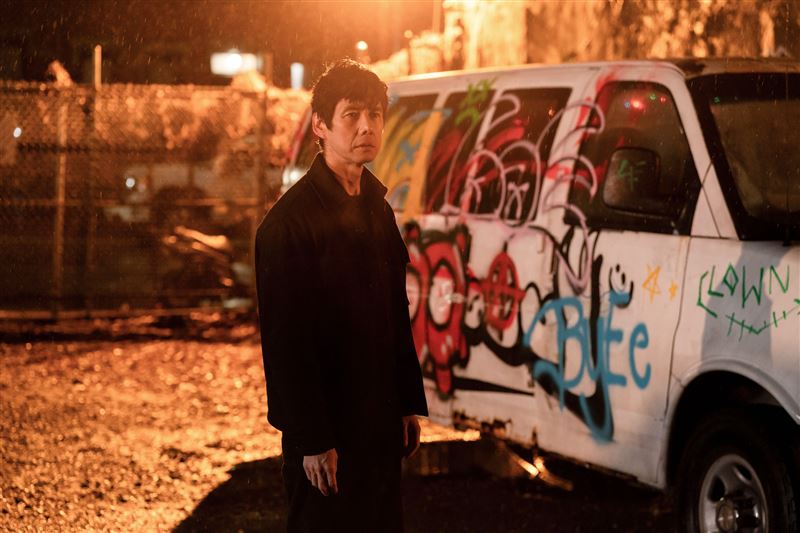 西島秀俊收斂矯健身手，在《最親愛的陌生人》呈現「笨拙卻真實」的打鬥。（圖／甲上娛樂 提供）