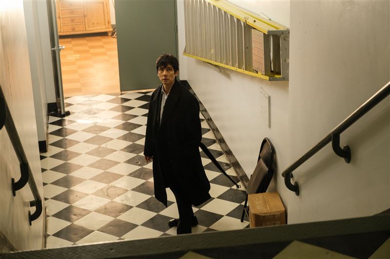 西島秀俊在《最親愛的陌生人》片中追查兒子綁架案。（圖／甲上娛樂 提供）