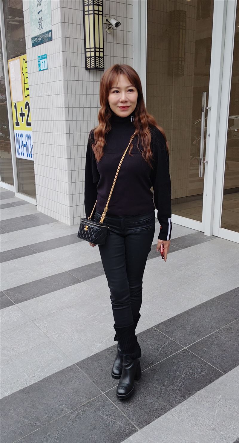 佩甄前往曹西平靈堂。（圖／記者鍾智凱攝影）