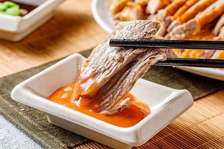 米其林必比登推薦「阿城鵝肉」，宣布更新菜單，將調漲菜品價格。圖為招牌鵝肉。（圖／翻攝自阿城鵝肉臉書）