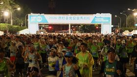 渣打馬開跑（2）2026渣打台北公益馬拉松11日上午5點半在總統府前凱達格蘭大道起跑，全馬跑者在夜色中出發，大批跑者依序跑出。中央社記者張新偉攝 115年1月11日