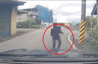 無差別攻擊！莽男持斧衝馬路 警5分鐘壓制