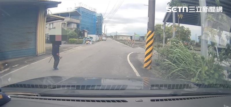 一名58歲蔡姓男子，光天化日之下竟手持一把鋒利斧頭與拐杖，突然衝到馬路邊對著往來人車瘋狂咆哮，甚至作勢逼近路人。(圖/翻攝畫面)