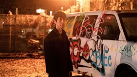 西島秀俊收斂矯健身手，在《最親愛的陌生人》呈現「笨拙卻真實」的打鬥。（圖／甲上娛樂 提供） 