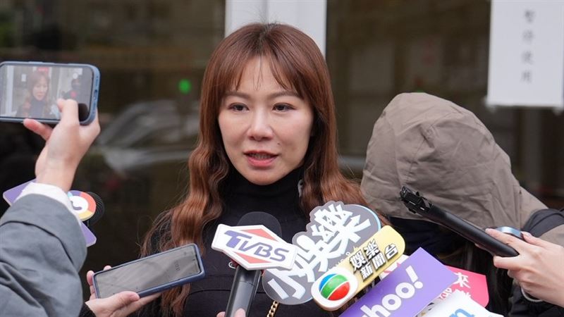 佩甄前往曹西平靈堂。（圖／記者鄭孟晃攝影）