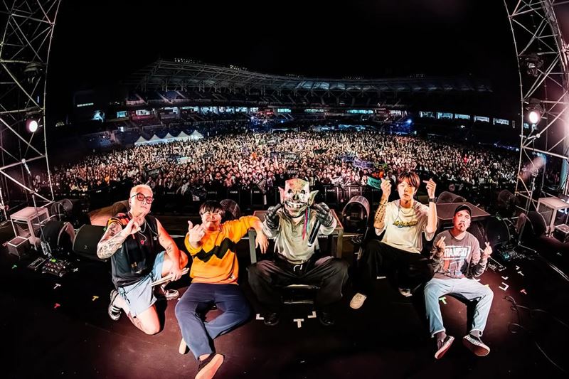 金曲樂團「血肉果汁機」鼓手陳彥文（左）突然遭宣布退出，讓歌迷們一陣譁然。（圖／翻攝自IG @fleshjuicer）