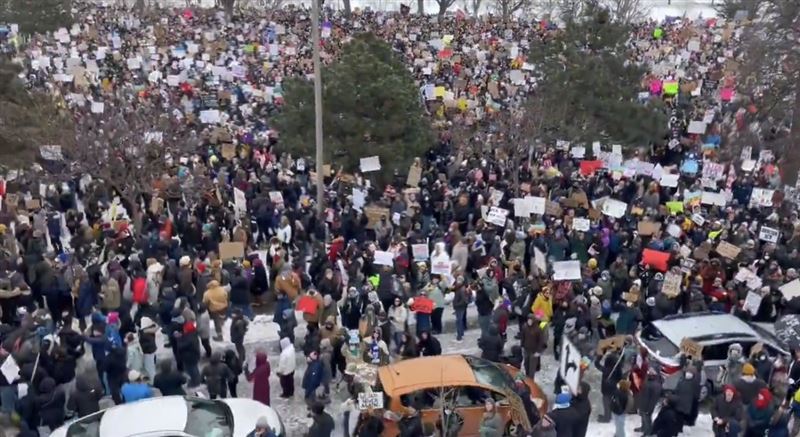 明尼阿波利斯有大批民眾上街,高喊「ICE退出美國」。(圖/翻攝自X平台 @SuppressedNws1)
