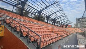 台南棒球場頂棚預計3月開始拆除工程。（圖／記者黃耿誼攝影）